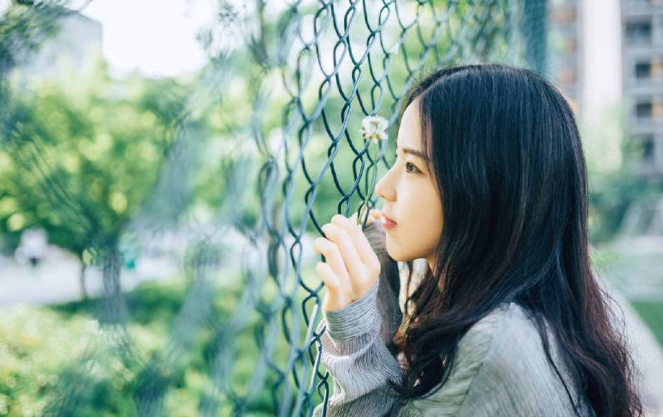 “放肆！”刘璋终于无法忍受胸中的怒意，拍案而起，戟指孟达道。